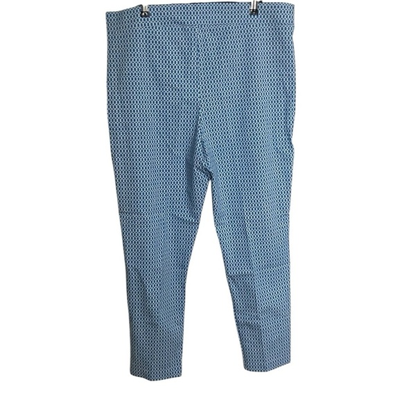 Blue & White Print Pull-On Capri - Picture 4 of 6